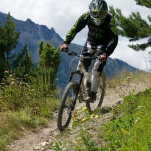 Adolescent en plein cours de VTT freestyle à Bramans
