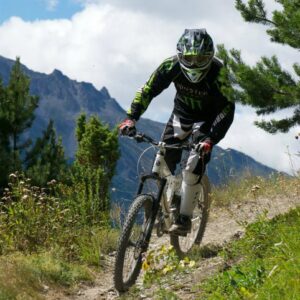 Adolescent en plein cours de VTT freestyle à Bramans