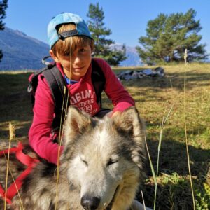 Jeune garçon avec un chien de traineau en plein sejour Cani rando