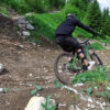Ados en pleine descente de VTT DH à Aussois