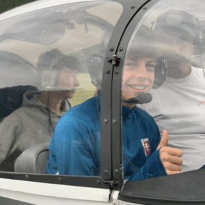 Ado dans un avion pour effectuer un vol à vue