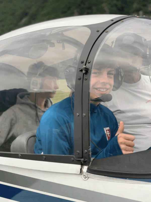 Ado dans un avion pour effectuer un vol à vue