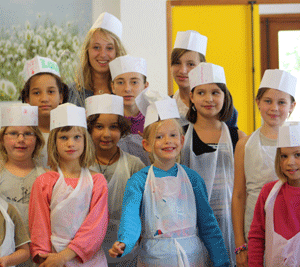 Cours de cuisine pour les enfants chez Neige et Soleil, lors de notre séjour P'tits Chef. Une colonie de vacances destinée à la découverte de la pâtisserie pour reproduire de délicieux desserts à la maison.