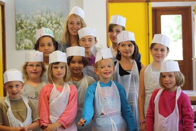 Cours de cuisine pour les enfants chez Neige et Soleil, lors de notre séjour P'tits Chef. Une colonie de vacances destinée à la découverte de la pâtisserie pour reproduire de délicieux desserts à la maison.