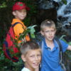 Groupe d'enfants qui se baladent