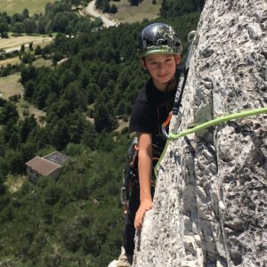 Un enfant est en plein via cordata en Haute Maurienne