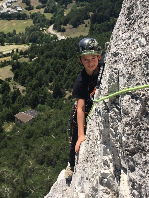 Un enfant est en plein via cordata en Haute Maurienne