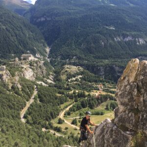Jeune ado qui fais de la Via Ferrata en Savoie