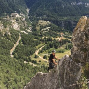 Jeune ado qui fais de la Via Ferrata en Savoie