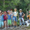 Groupe enfants en balade