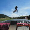 adolescent entrain de sauter avec son velo dans le big air bag