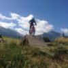 Adolescent en pleine sortie VTT DH dans le programme de sa colo neige et soleil