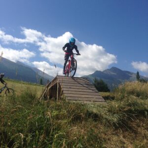 Enfant en pleine sortie VTT dans le programme de sa colo neige et soleil