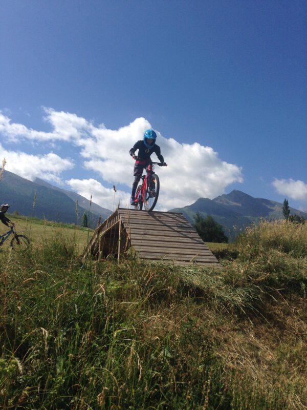Enfant en pleine sortie VTT dans le programme de sa colo neige et soleil