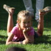 Petit fille dans un champ