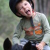 Petit garçon sur son poney