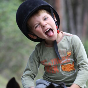 Petit garçon sur son poney