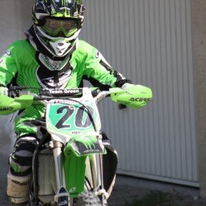 Adolescent en tenue complete de motocross pret à partir en séance moto cross lors d’une colonie Neige et Soleil en Haute Maurienne