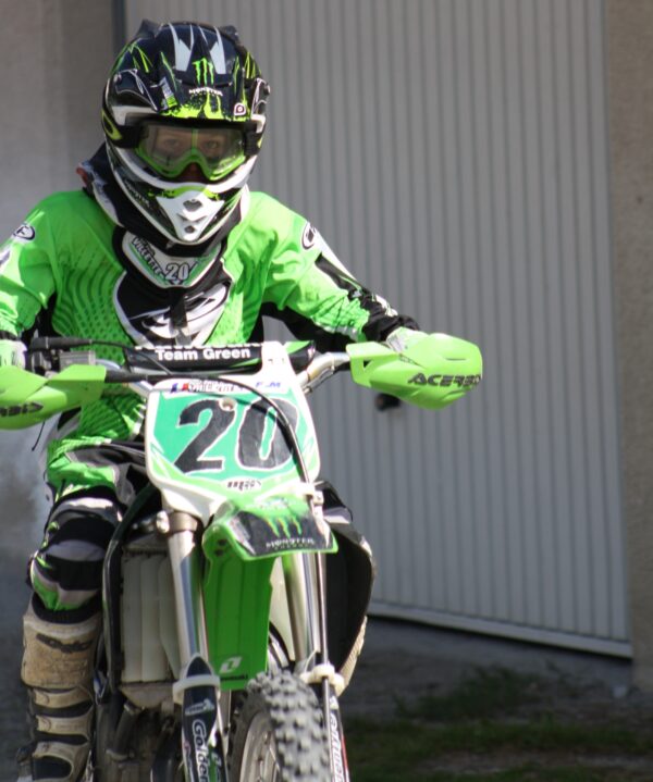 Adolescent en tenue complete de motocross pret à partir en séance moto cross lors d’une colonie Neige et Soleil en Haute Maurienne