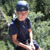Adolescent qui fait de l'escalade en falaise en haute maurienne