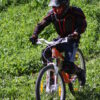 Garçon en descente avec son BMX