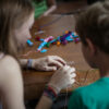 Atelier création de bracelet au centre de vacances