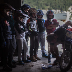 Groupe d'enfants en pleine preparation des motos