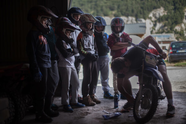 Groupe d'enfants en pleine preparation des motos