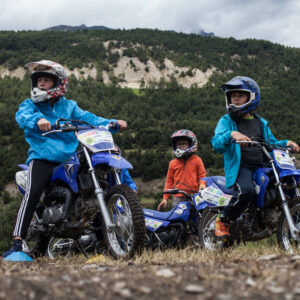 Enfants participant à une initiation moto en montagne