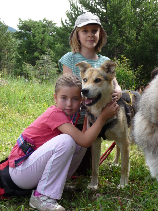 Deux enfants en sortie Cani-rando à Aussois dans les Alpes