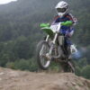 Moto cross dans le champ du centre de vacances