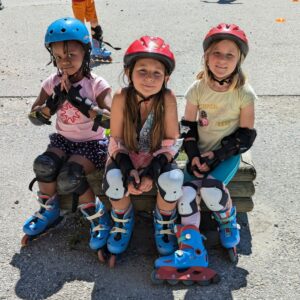 Activite roller pour les tous petits de la colonie de vacances