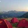 Nuit sous tente dans la montagne