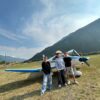 trois ados prêt à partir en avion dans les alpes