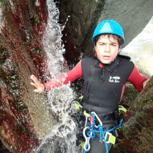 jeune ado qui attend pour descendre un toboggan lors de sa seance canyoning