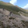 Descente d'un groupe en VTT DH sur les pistes de ski de Tignes en ete