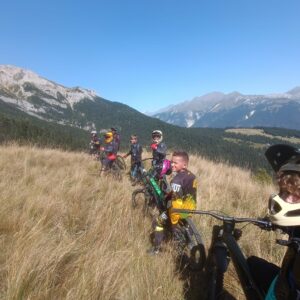 groupe d'adolescents en cours de VTT DH au centre de vacances neige et soleil