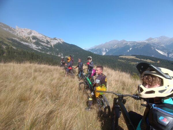 groupe d'adolescents en cours de VTT DH au centre de vacances neige et soleil