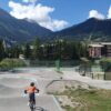 Un enfant fait du BMX sur un terrain adapté en haute maurienne avec son centre de vacances
