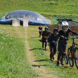 Groupe d'enfants en seance BMX à Aussois