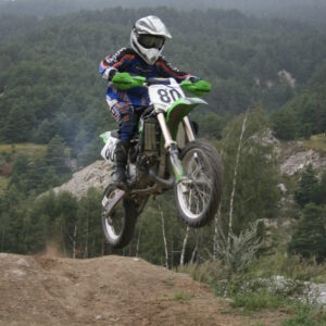Ado en plein cours de moto cross a Aussois en Savoie