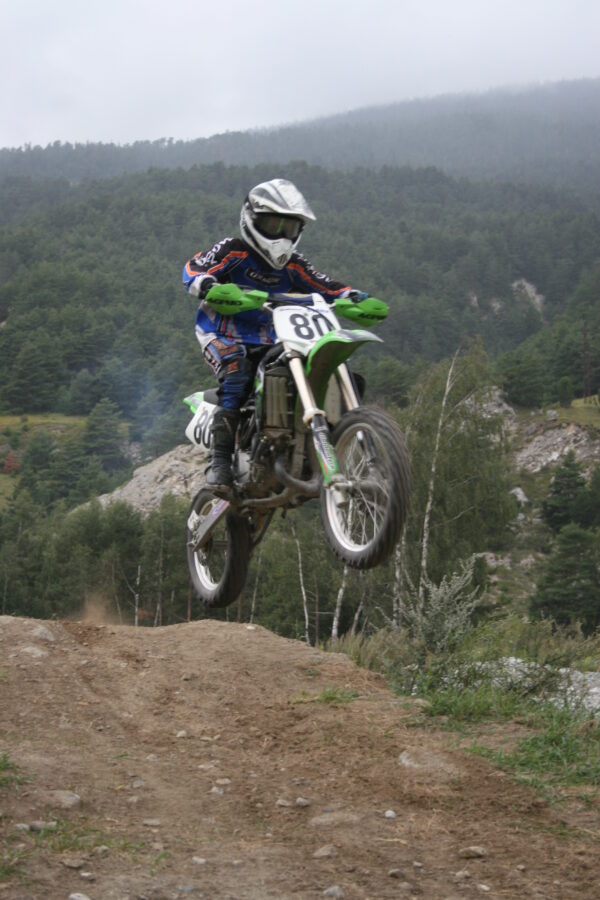 Ado en plein cours de moto cross a Aussois en Savoie