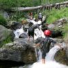 un groupe d'enfants en activite ruisseling en Haute Maurienne