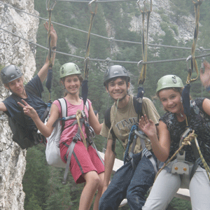 Enfants qui font de la via ferrata en Savoie. colonie de vacances pour enfants