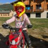 Petite fille en séance moto à la colonie de vacances