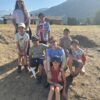 Groupe d'enfants assis avec leur animateur au centre de vacances Neige et Soleil