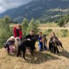 Groupe d'enfant avec leur animateur lors de la Cani rando