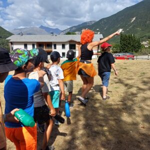 Groupe d'enfants avec son animatrice lors d'un grand jeu