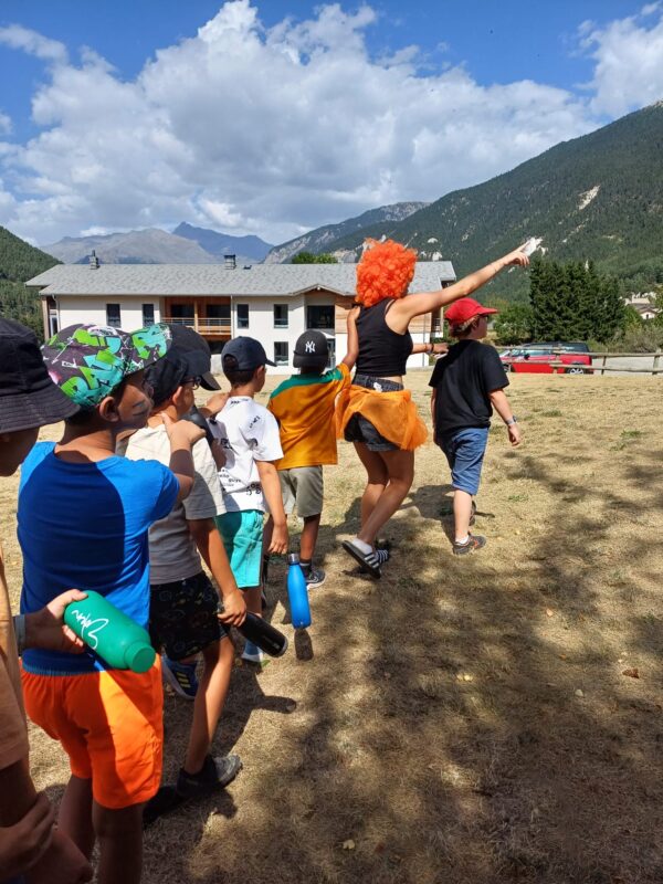 Groupe d'enfants avec son animatrice lors d'un grand jeu
