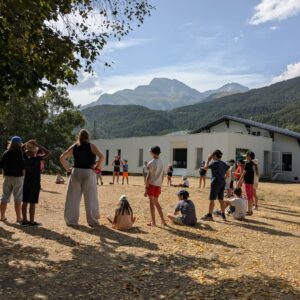 Groupe d'enfants avec leurs animateurs lors d'un grand jeu